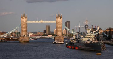 LONDON, İngiltere - 5 AĞUSTOS 2025 - Tower Bridge ve HMS Belfast savaş gemisi müzesi Londra, İngiltere Thames Nehri üzerinde duruyor