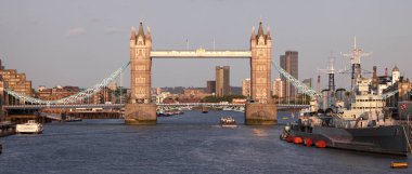 LONDON, İngiltere - 5 AĞUSTOS 2025 - Tower Bridge ve HMS Belfast savaş gemisi müzesi Londra, İngiltere Thames nehrine kenetlendi