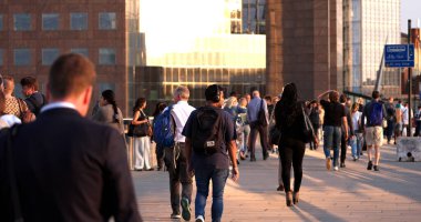 LONDON, İngiltere - 5 AĞUSTOS 2025 - Londra Köprüsü üzerinde yürüyen banliyö sakinleri