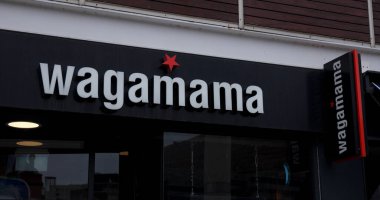 CARDIFF, İngiltere - 8 AĞUSTOS 2025 - Cardiff şehir merkezindeki Wagamama restoranı belirgin bir tabela ile marka kimliğini gösteriyor