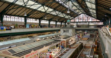 CARDIFF, İngiltere - 8 AĞUSTOS 2025 - Tarihi Cardiff Pazarı 'nın yukarısından bakıldığında, benzersiz mimarisi, hareketli atmosferi ve çeşitli tezgahları taze ürünler ve yerel ürünler sunmaktadır.