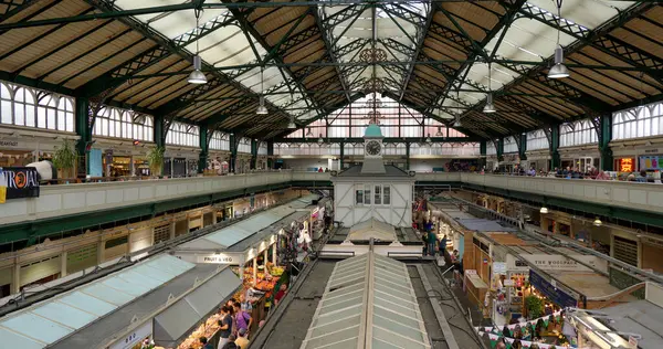 CARDIFF, İngiltere - 8 AĞUSTOS 2025 Viktorian Cardiff Pazarı 'nda alışveriş yapanlar ve satıcılar, Cardiff, Galler' in göbeğinde canlı bir ticari merkez.