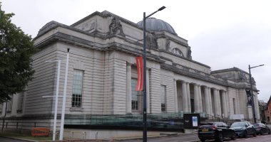 CARDIFF, İngiltere - 8 AĞUSTOS 2025 - Galler 'deki Ulusal Müze Cardiff' in etkileyici neoklasik mimarisi, sütunlar, kubbeler ve heykeller