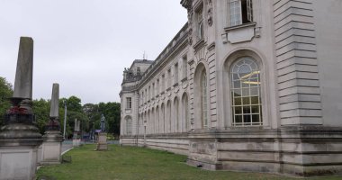 CARDIFF, İngiltere - 8 AĞUSTOS 2025 - Çimleri, heykeli ve Galler Ulusal Savaşı Anıtı ile Cardiff Belediye Binası 'nın etkileyici mimarisi