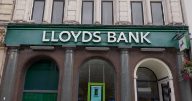 CARDIFF, İngiltere - 8 AĞUSTOS 2025 - Lloyds Bank Cardiff, Galler 'de yer alan şubesi, belirgin tabela ve logo