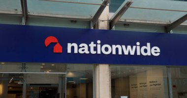 CARDIFF, İngiltere - 8 AUGust 2025 - Cardiff şehir merkezinde Ulusal İnşaat Toplumu logosu ve şubesi, finansal hizmetler ve İngiltere bankacılık endüstrisi