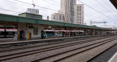 CARDIFF, İngiltere - 8 AĞUSTOS 2025 - Galler 'de büyük bir ulaşım merkezi olan Cardiff Queen Street istasyonunda trene binmek için bekleyenler ve turistler