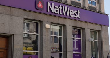 WESTON, İngiltere - 8 AĞUSTOS 2025 - Weston Super Mare, Birleşik Krallık 'ta mor işaretli ve logolu Natwest Bankası