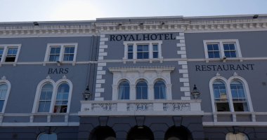 WESTON, İngiltere - 8 AĞUSTOS 2025 - Weston Super Mare, İngiltere 'deki Royal Hotel cephesinde, barlar ve restoran tabelaları