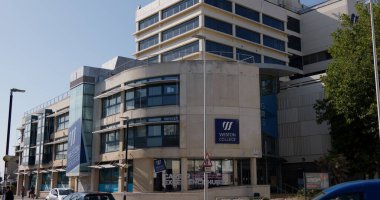 WESTON, İngiltere - 8 AĞUSTOS 2025 - Weston Koleji kampüs binası kariyer merkezi tabelasıyla, Weston Super Mare, Somerset, İngiltere 'de eğitim olanaklarını artırıyor