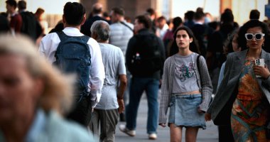 LONDON, İngiltere - 5 AĞUSTOS 2025 - Londra sokaklarında turistler ve ofis çalışanları da dahil olmak üzere yürüyen bir kalabalık