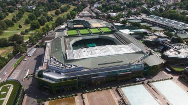 LONDON, UK - 5 AĞUSTOS 2025 - Wimbledon Tenis Sahaları 'nın havadan görünüşü, Şampiyonalar' ın evi, Merkez Mahkemesi 'nin geri çekilebilir çatısını gösteriyor, diğer mahkemeler ve yeşil alanlarla çevrili.