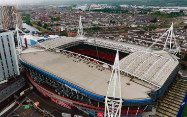 CARDIFF, İngiltere - 8 AĞUSTOS 2025 - Cardiff, Galler 'deki ikonik Principality Stadyumu' nun havadan görünüşü, modern mimarisini ve geri çekilebilir çatı sistemini vurguluyor