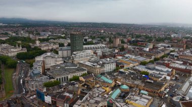 CARDIFF, İngiltere - 8 AĞUSTOS 2025 - Cardiff şehir merkezinin havadan görünüşü bulutlu gökyüzü ile banliyöye doğru genişliyor