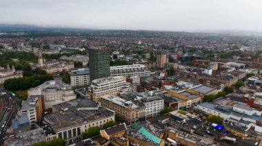 CARDIFF, İngiltere - 8 AĞUSTOS 2025 - Cardiff şehir merkezinin havadan görünüşü, arka planda bulutlu bir gökyüzü bulunan ticari ve ikamet binaları