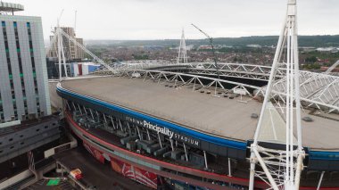 CARDIFF, İngiltere - 8 AĞUSTOS 2025 - Cardiff, Galler 'deki Principality Stadyumu' nun havadan görünüşü yenileniyor, modern mimarisi ve çevre kentsel manzarası sergileniyor