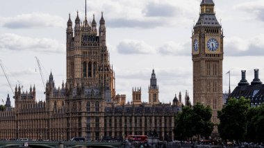 Westminster Sarayı, Elizabeth Tower, Big Ben olarak da bilinir, Londra, İngiltere 'de bulutlu gökyüzünün altında.