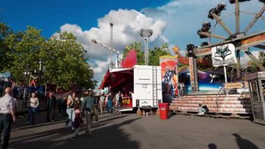 LUXEMBURG, EUROPE - 1 Eylül 2025 - Lüksemburg 'daki ünlü Schueberfouer lunaparkında eğlenen aileler