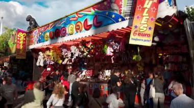 LUXEMBURG, EUROPE - 1 Eylül 2025 - Yaz sonu Lüksemburg 'da düzenlenen yıllık bir fuar olan Schueberfouer' de eğlenen turistler
