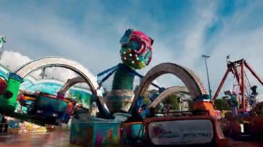 LUXEMBURG, EUROPE - 1 Eylül 2025 - Lüksemburg 'da güneşli bir yaz gününde ünlü Schueberfouer lunaparkında dönen renkli ahtapot şekilli atlıkarınca