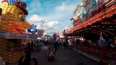 LUXEMBURG, EUROPE - 1 Eylül 2025 - Lüksemburg 'da düzenlenen yıllık eğlence fuarı olan ünlü Schueberfouer' de turistler ve yerliler yürüyüş ve eğlencenin keyfini çıkarıyorlar