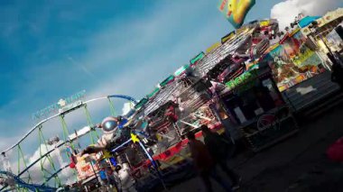 LUXEMBURG, EUROPE - 1 Eylül 2025 Lüksemburg 'daki ünlü Schueberfouer lunaparkında renkli gösteriler