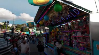 LUXEMBURG, EUROPE - 1 Eylül 2025 - Lüksemburg 'daki ünlü Schueberfouer lunaparkında insanlar yürüyüş ve ziyaretçi eğlenceleri