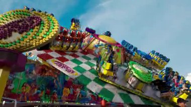 LUXEMBURG, EUROPE - 1 Eylül 2025 - Schueberfouer, Lüksemburg ve Büyük Bölgedeki en büyük lunapark olan dönme dolap üzerinde eğlenen ziyaretçiler