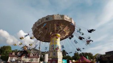 LUXEMBURG, EUROPE - 1 Eylül 2025 - Lüksemburg 'daki yıllık Schueberfouer fuarı sırasında turistler klasik bir zincir atlıkarıncada eğleniyorlar