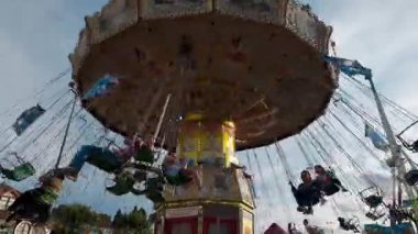 LUXEMBURG, EUROPE - 1 Eylül 2025 - Turistler, Lüksemburg 'da düzenlenen yıllık eğlence fuarı olan ünlü Schueberfouer' de zincir salıncağında eğleniyorlar