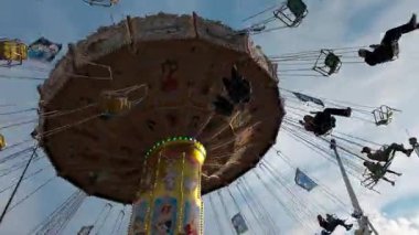 LUXEMBURG, EUROPE - 1 Eylül 2025 Lüksemburg 'daki ünlü Schueberfouer lunaparkında zincir salıncakta eğlenen turistler