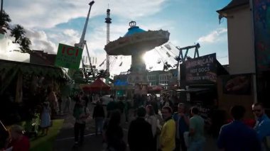 LUXEMBURG, EUROPE - 1 Eylül 2025 - Lüksemburg 'da düzenlenen geleneksel Ekim Festivali sırasında Schueberfouer lunaparkında dönen Atlıkarınca