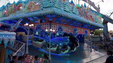 LUXEMBURG, EUROPE - 1 Eylül 2025 - Ekim Festivali sırasında Lüksemburg 'da düzenlenen yıllık eğlence fuarı olan Schueberfouer' de dönen buz ve kar süslemeli atlıkarınca