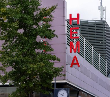ROTTERDAM, NETHERLANDS - 13 Eylül 2025 - Hollanda Rotterdam şehir merkezinde HEMA mağaza tabelası. ROTTERDAM, NETHERLANDS - 13 Eylül 2025 -