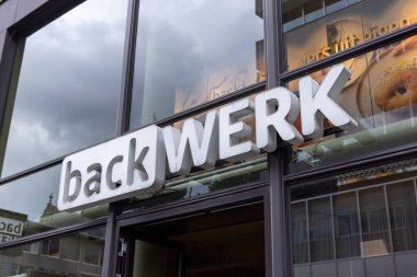 ROTTERDAM, NETHERLANDS - 13 Eylül 2025 - Rotterdam, Hollanda 'da BackWerk logosu, bulutlu gökyüzü yansımasını gösteriyor. ROTTERDAM, NETHERLANDS - 13 Eylül 2025 -