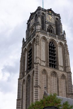 ROTTERDAM, NETHERLANDS 13 Eylül 2025 bulutlu gökyüzünün altında Rotterdam üzerinde yükselen Grote Kerk çan kulesi. ROTTERDAM, NETHERLANDS - 13 Eylül 2025 -