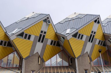 ROTTERDAM, NETHERLANDS - 13 Eylül 2025 Hollanda 'da eşsiz bir mimari sergileyen Rotterdam Küp Evleri. ROTTERDAM, NETHERLANDS - 13 Eylül 2025 -
