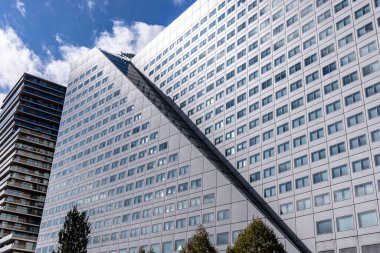 ROTTERDAM, NETHERLANDS - 13 Eylül 2025 Rotterdam 'daki modern bina cephesini geçen çapraz gölge. ROTTERDAM, NETHERLANDS - 13 Eylül 2025 -