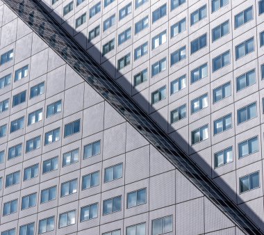 ROTTERDAM, NETHERLANDS - 13 Eylül 2025 Rotterdam 'daki modern bina cephesini geçen çapraz gölge. ROTTERDAM, NETHERLANDS - 13 Eylül 2025 -