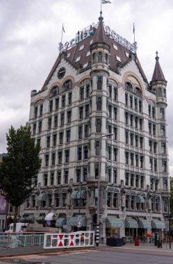 ROTTERDAM, NETHERLANDS - 13 Eylül 2025 - Rotterdam, Hollanda 'da Saat Kulesi ile Beyaz Calex Binası. ROTTERDAM, NETHERLANDS - 13 Eylül 2025 -