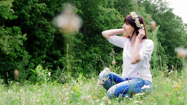 Summer Amidst Chamomile Lawn Forest Young Woman Brunette Weaves Wreath — Stock Photo, Image