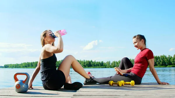 Dvě Krásné Atletické Blondýnky Ženy Odpočívají Tréninku Venku Pijí Vodu — Stock fotografie