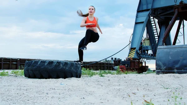 Молодая Спортсменка Красных Топах Черных Леггинсах Выполняет Различные Силовые Упражнения — стоковое фото