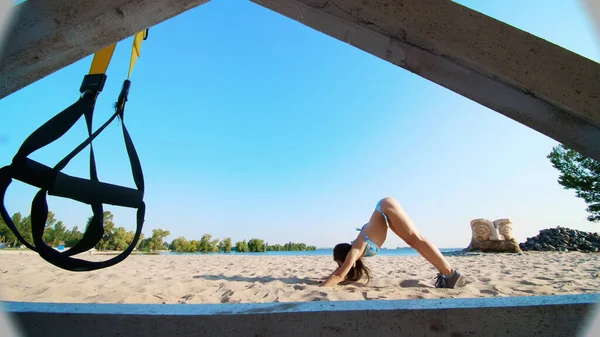Athletische Junge Frau Badeanzug Die Stretching Gleichgewichtsübungen Macht Nahaufnahme Strand — Stockfoto