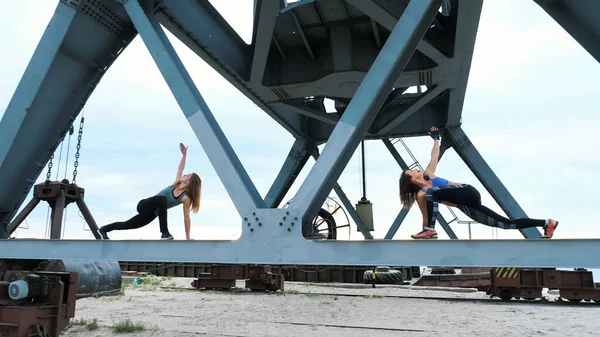 Duas Mulheres Jovens Atléticas Realizam Exercícios Força Elas Estão Feixe — Fotografia de Stock
