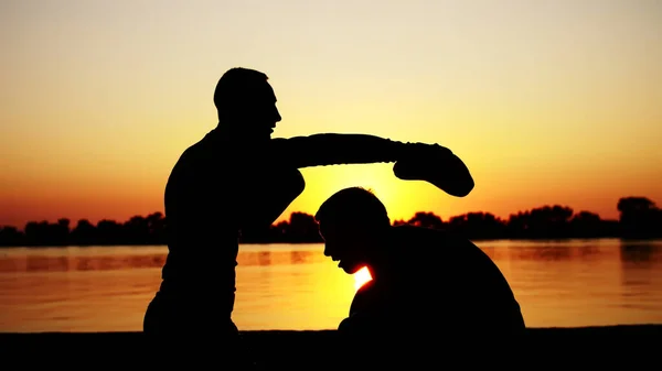 Дві Темні Фігури Чоловічої Статі Сході Сонця Проти Світла Боксу — стокове фото