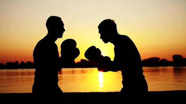 Dos Figuras Masculinas Oscuras Amanecer Contra Luz Boxeo Lucha Combate — Foto de Stock