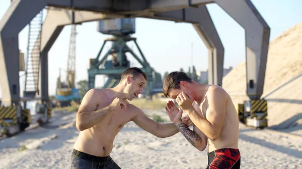 Junge Athletische Männer Mit Nacktem Oberkörper Kiste Üben Die Technik — Stockfoto