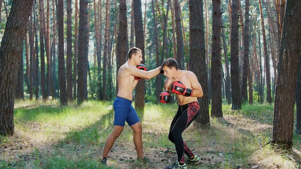 Rękawiczkach Bokserskich Młodzi Sportowcy Gołymi Nagimi Tułowia Boks Ćwiczą Technikę — Zdjęcie stockowe