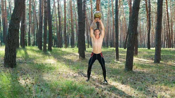 발가벗은 몸통을 선수는 역기가 운동을 소나무 숲에서 여름에 속에서 고품질 — 스톡 사진